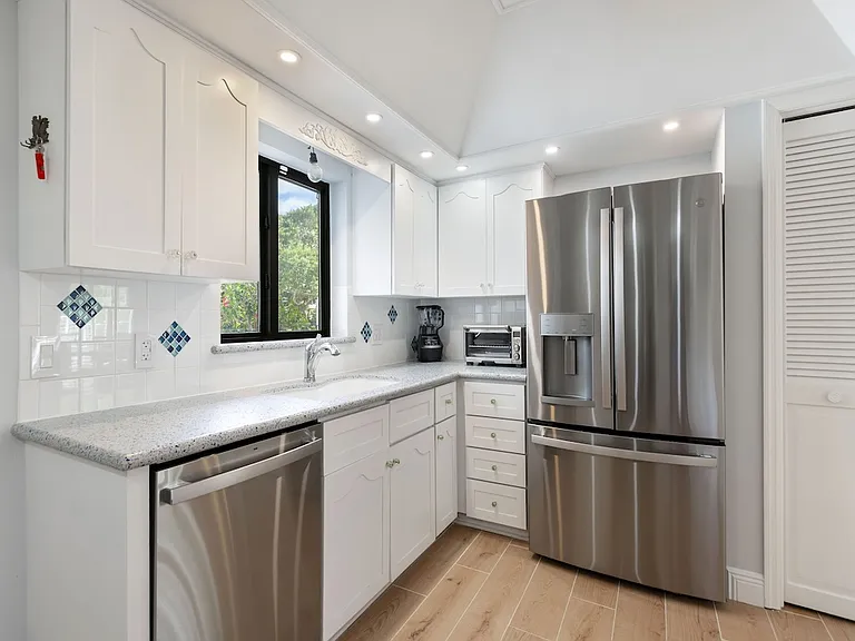 1005 Crescent Beach Rd — Photo 9