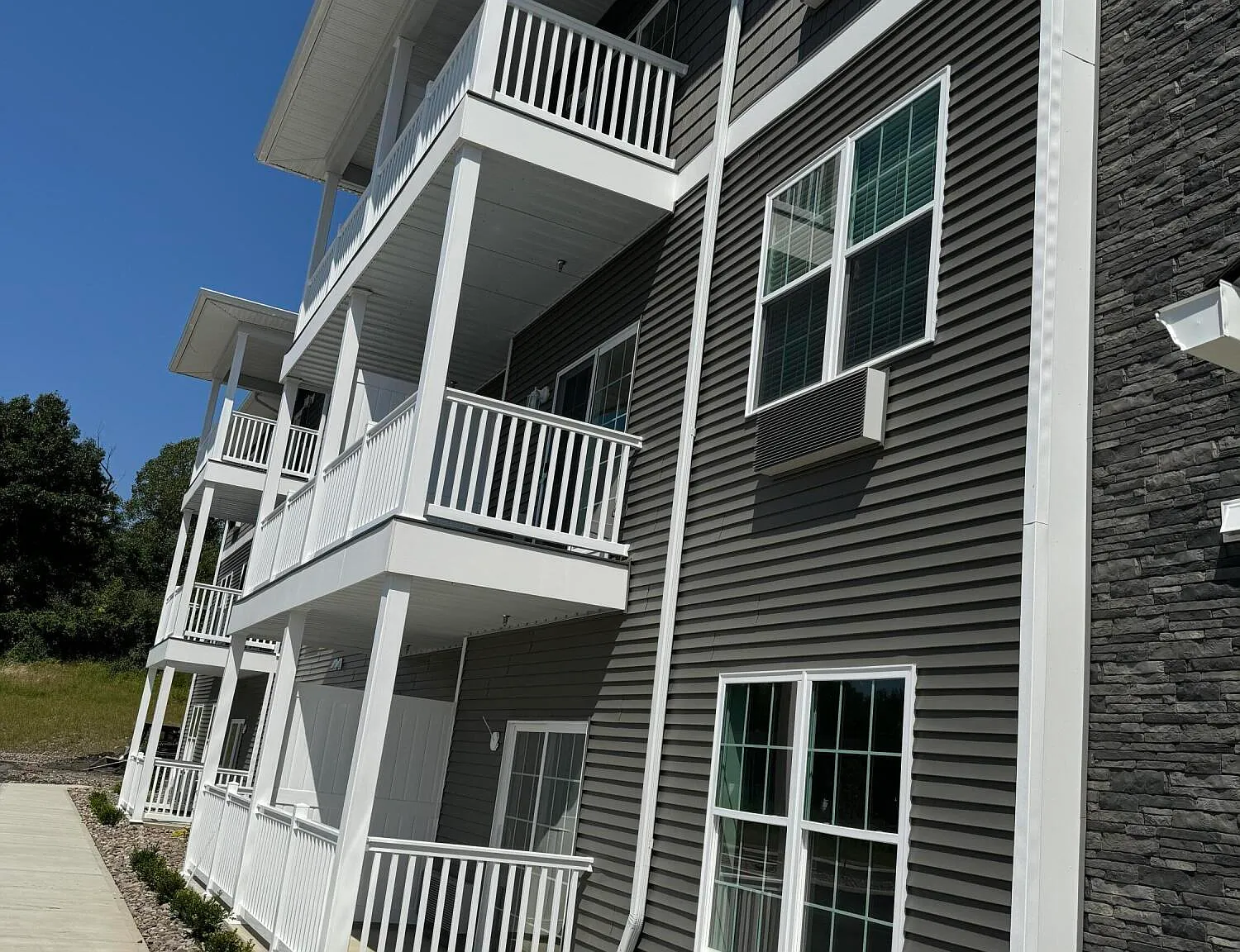 2 bed, 2.0 bath, 1400 sqft, $1,900 — Photo 2