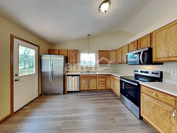 3rd image of 468 McPherson Dr