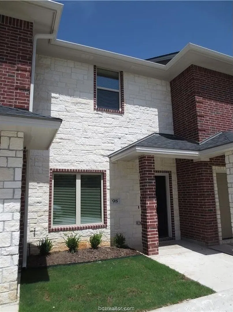 Super Spacious 2 Bed/2.5 Bath Condo off University! — Photo 1