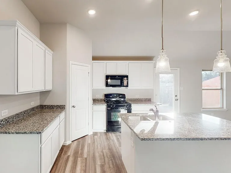 2700 Rambling Rd — Photo 2