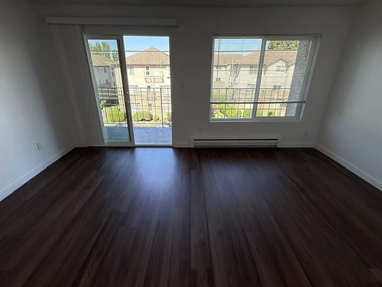 2512 Bayview Apartments — Photo 12