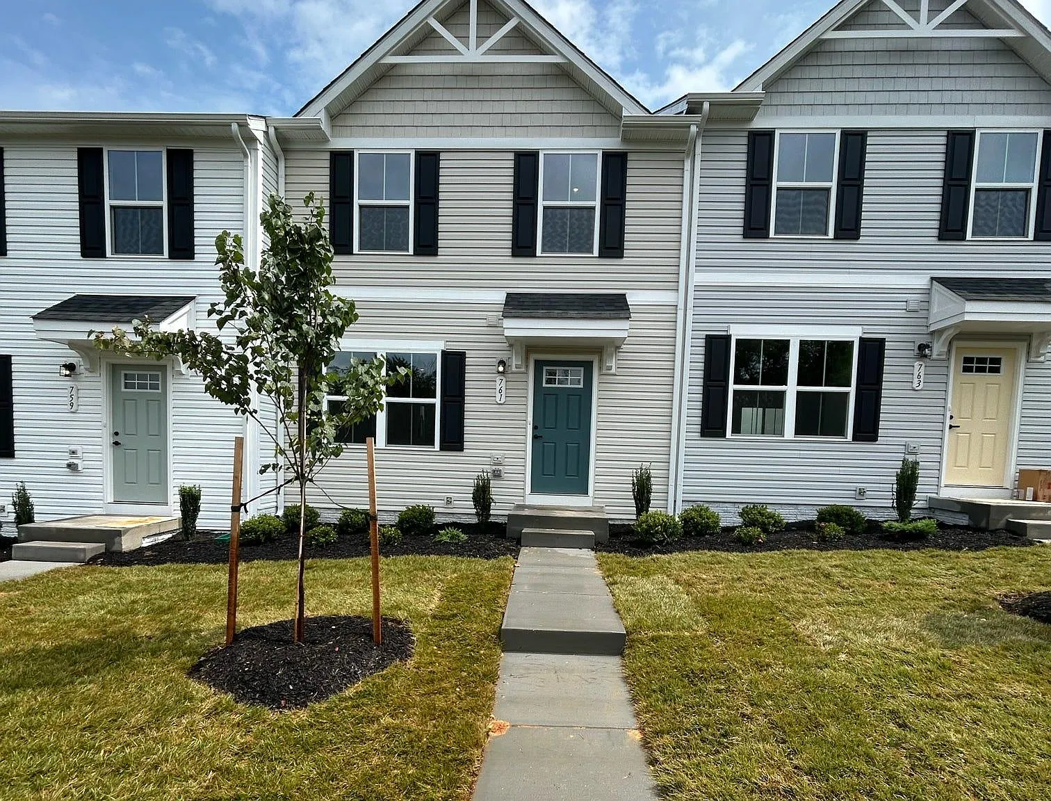 3 bed, 2.5 bath, 1220 sqft, $1,900 — Photo 1