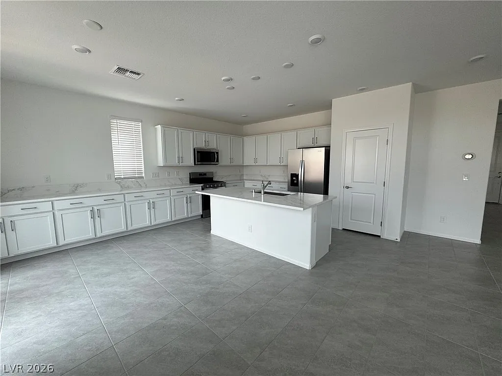 3 bed, 2.5 bath, 2034 sqft, $2,400 — Photo 4