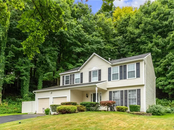 2 Chaucer Cir, Baldwinsville, NY 13027