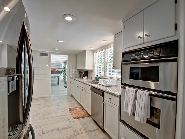 2885 Duke Of Gloucester St — Photo 12