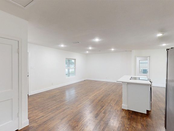 3rd image of 1425 W Walnut St