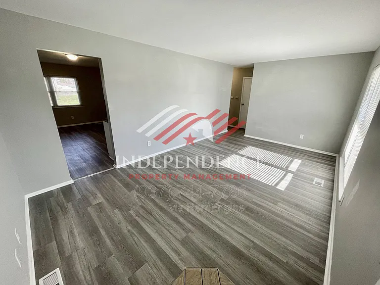 136 Rogers Dr — Photo 3