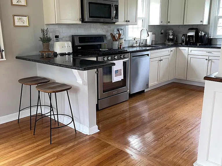 402 Elliger Ave — Photo 11