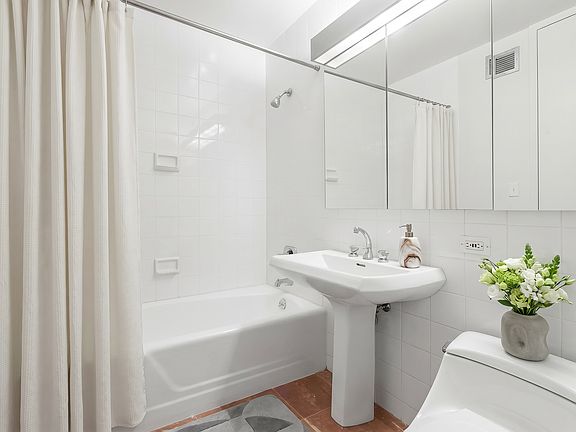 4th image of 525 E 72nd St APT 18D