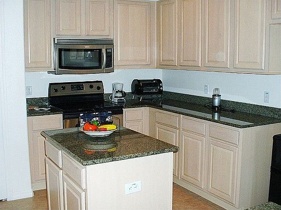 Kitchen w/Granite Countertops