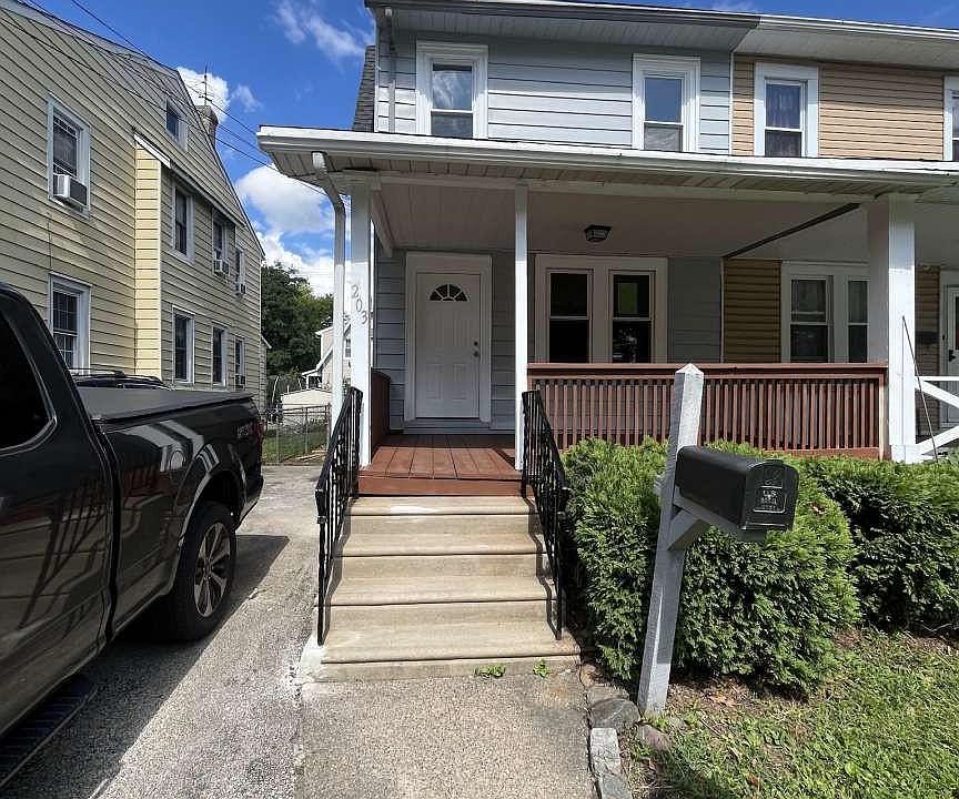 1st image of 203 W Ashland Ave