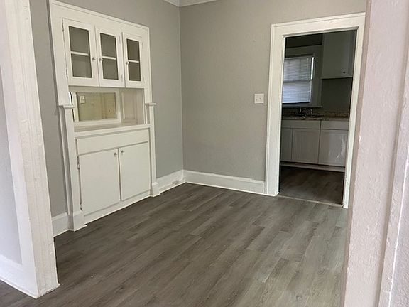 3rd image of 957 13th Ave S