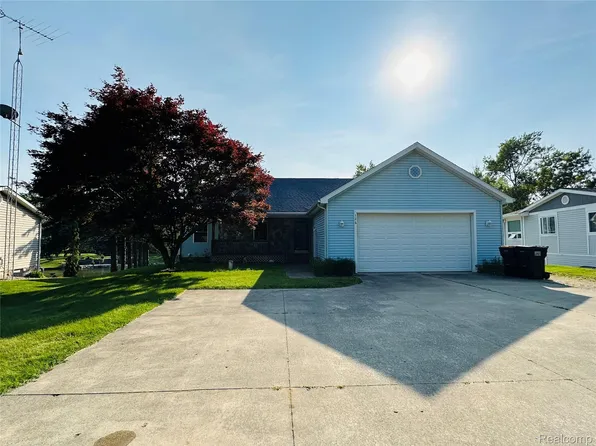 126 Claremont Cir, Brooklyn, MI 49230