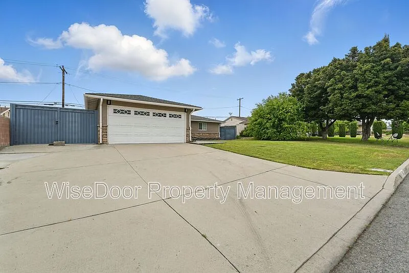 3 bed, 2.0 bath, 1424 sqft, $3,995 — Photo 4