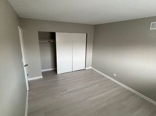 651 W Park Ave APT B, Libertyville, IL 60048