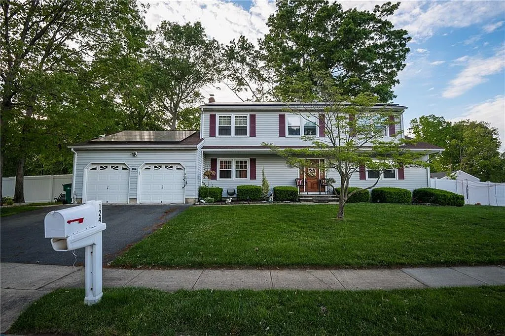 124 River St photo 1