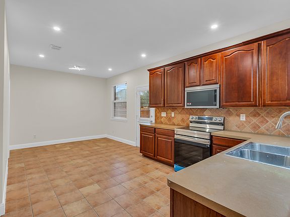 5th image of 1112 Windhaven Cir