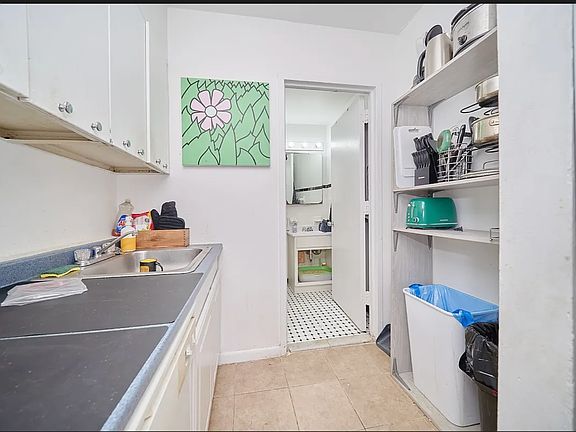 4th image of 335 W 43rd St #5CC