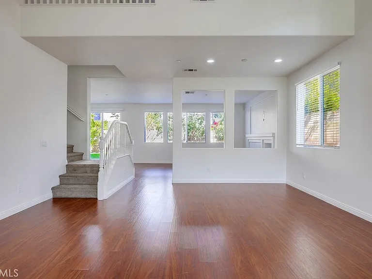 321 Riley Ct — Photo 5