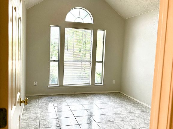 4th image of 4817 Green Dr