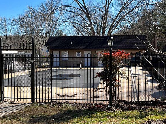 3rd image of 100 Terrace Cir