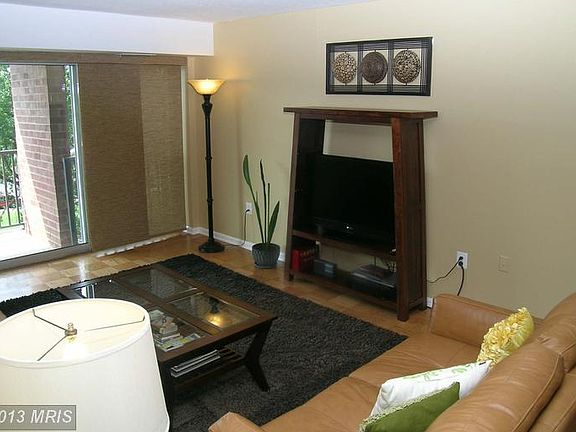 5th image of 1300 Army Navy Dr APT 405