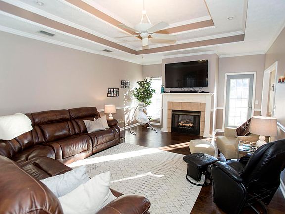 3rd image of 100 Copperfield Ct