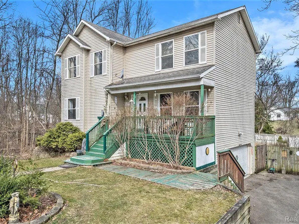 212 W Rose St, Holly, MI 48442