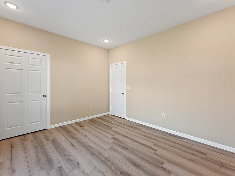 1835 S Glenn St — Photo 11
