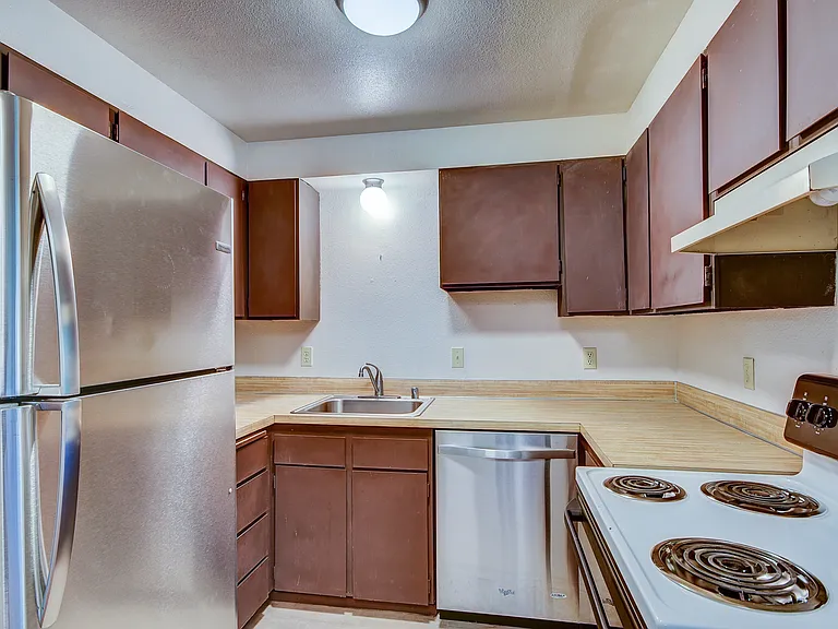 M0646-Prairie Village - 304 N. Main St — Photo 1