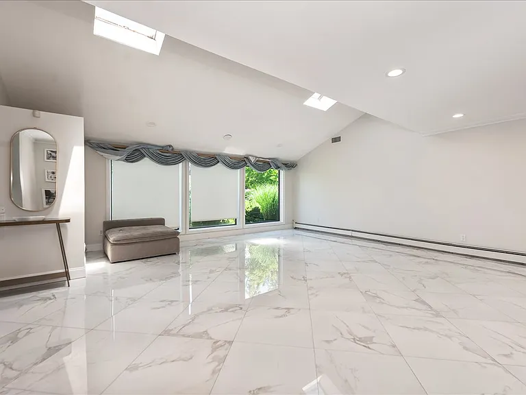 70 Longfellow Rd — Photo 4