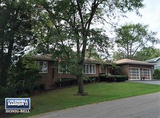 8911 Roland Dr, Barrington, IL 60010