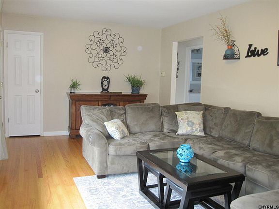 4th image of 23 Saint Anthony Ln