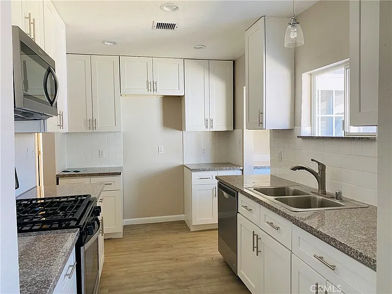 1775 Bonnie Brae St — Photo 9