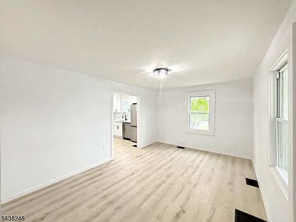 3rd image of 121 Henderson St