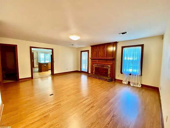 4th image of 385 Clairmont Ave