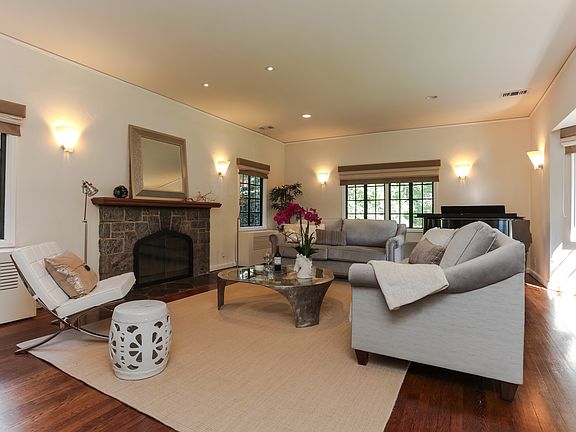 4th image of 11 Huguenot Dr