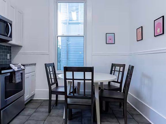 2nd image of 301 W 40th St