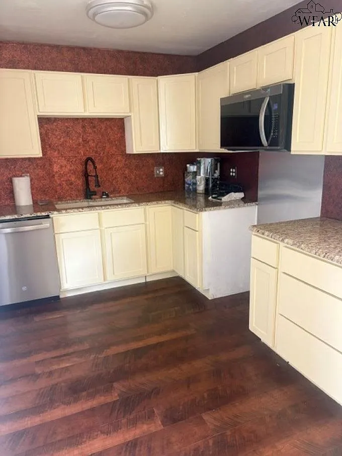 3 bed, 1.0 bath, 887 sqft, $1,200 — Photo 3