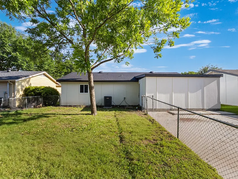 913 Roaming Road Dr — Photo 9
