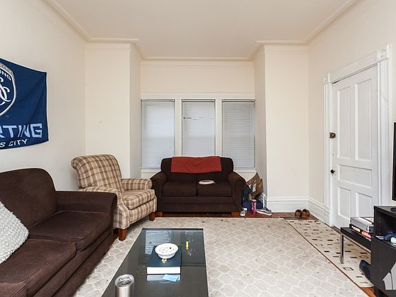 4th image of 806 W Altgeld St #1