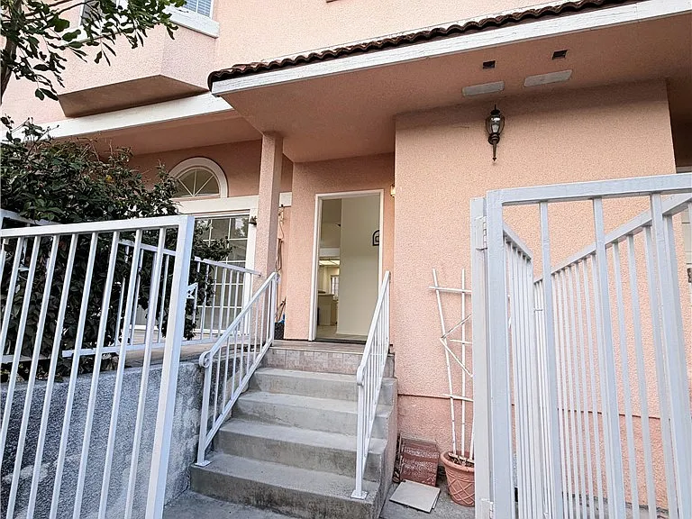 1141 Fairview Ave — Photo 3