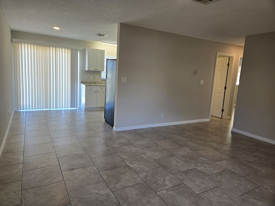Living Room/Dining Area