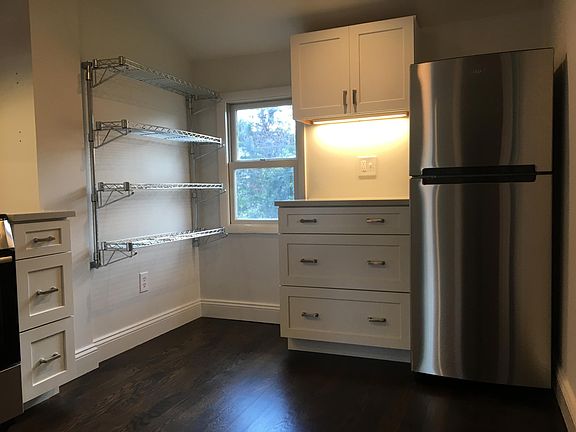 Stainless steel refrigerator/freezer, under cabinet lighting