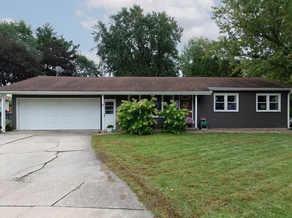 2308 Royal Dr, Cedar Falls, IA 50613