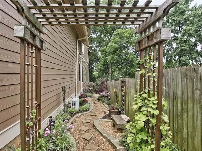 1581 Woodbine Ave SE — Photo 6