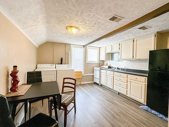 3rd image of 808 W Iron Ave