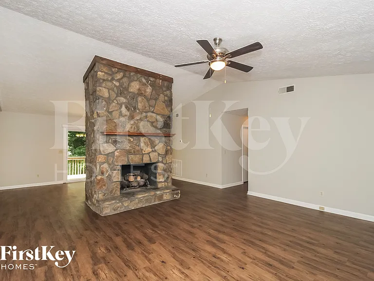1049 Rolling Green Dr — Photo 3