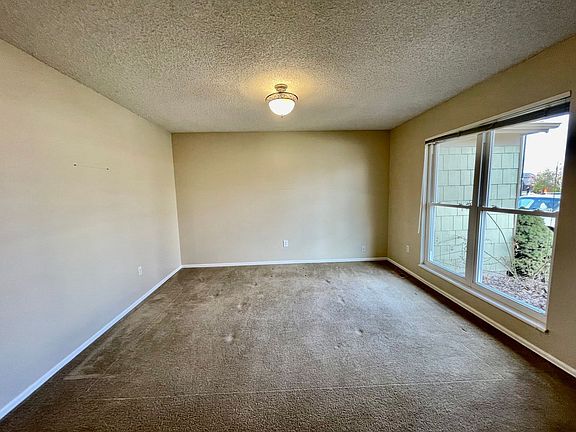 3rd image of 909 Harrison Dr